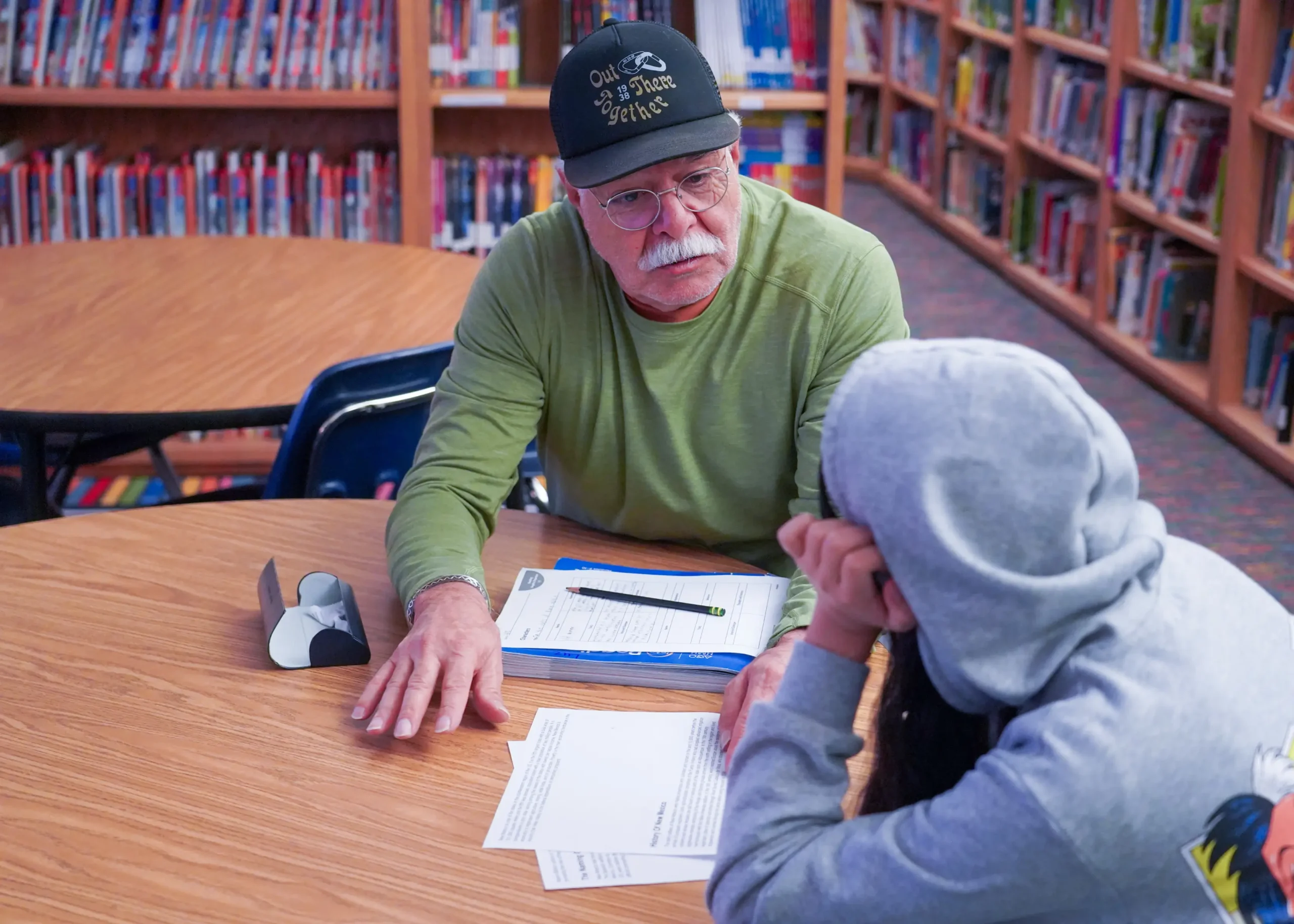 Adrian Martinez, a volunteer with SFPS, works on vocabulary with a fourth-grader at<br />
Chaparral Elementary